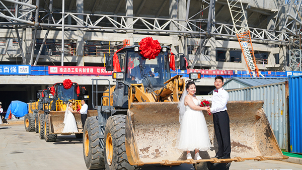 建筑工地上的浪漫集體婚禮倡導文明新風